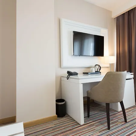 Tesla - Smart Garni Hotel