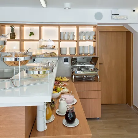 Tesla - Smart Garni Hotel 4*