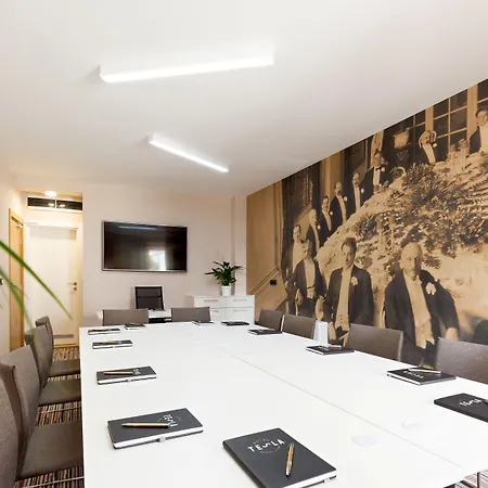 Tesla - Smart Garni Hotel 4*