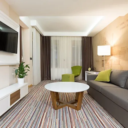 Ξενοδοχείο Tesla - Smart Garni 4*