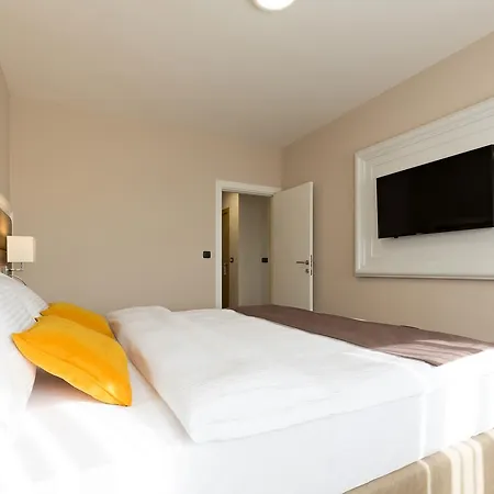 Ξενοδοχείο Tesla - Smart Garni 4*