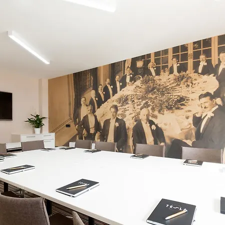 Tesla - Smart Garni Hotel