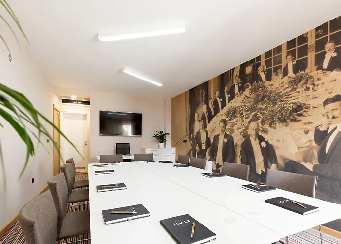 Tesla - Smart Garni Hotel 4*