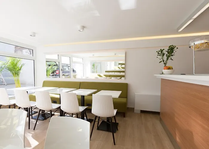 Tesla - Smart Garni Hotel 4*