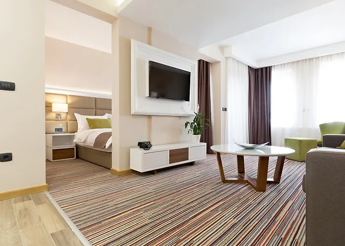 Tesla - Smart Garni Hotel 4*