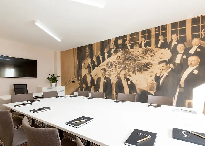 Tesla - Smart Garni Hotel